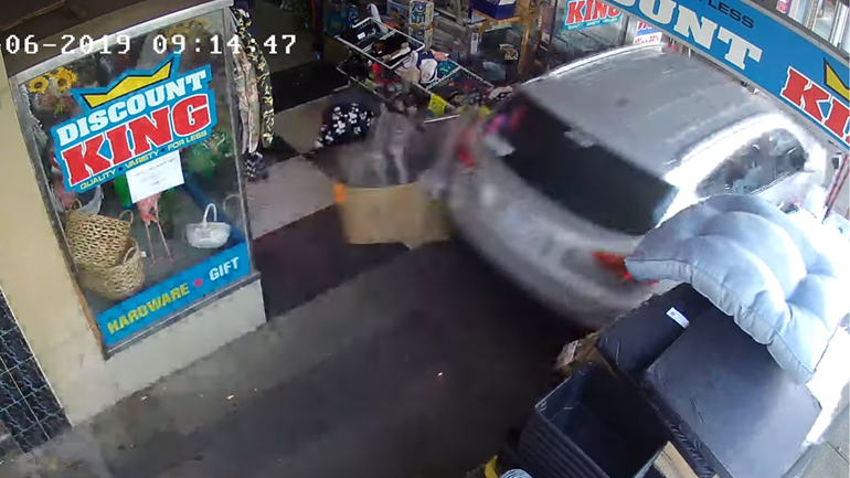 Αυτοκίνητο περνάει σαν σίφουνας από το πεζοδρόμιο!